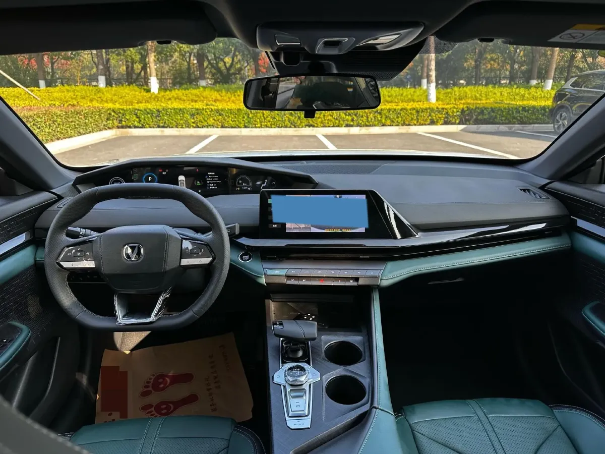 2024 ChangAn UNI-V iDD 1.5L 110HP L4 E-CVT PHEV 18.99KWH,autocango,china used car exporter,china ev exporter,chinese used car exporter,chinese used ev exporter