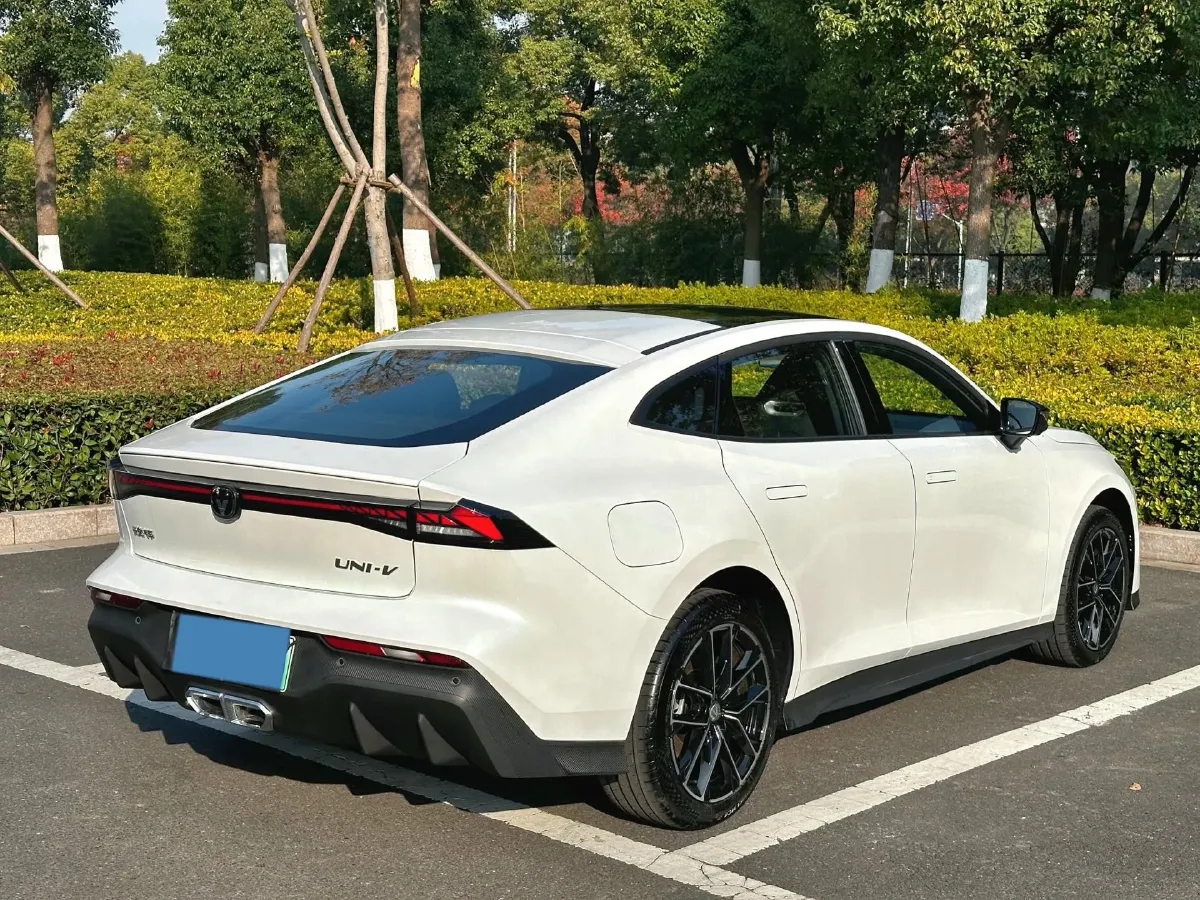 2024 ChangAn UNI-V iDD 1.5L 110HP L4 E-CVT PHEV 18.99KWH,autocango,china used car exporter,china ev exporter,chinese used car exporter,chinese used ev exporter