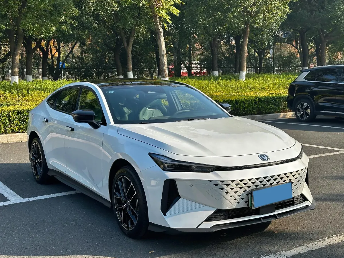 2024 ChangAn UNI-V iDD 1.5L 110HP L4 E-CVT PHEV 18.99KWH,autocango,china used car exporter,china ev exporter,chinese used car exporter,chinese used ev exporter