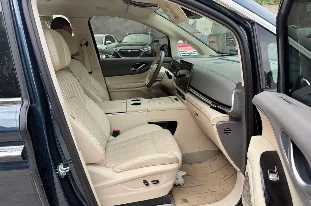 2025 Voyah Dream 1.5T 150HP L4 PHEV 41.7KWH,autocango,china used car exporter,china ev exporter,chinese used car exporter,chinese used ev exporter