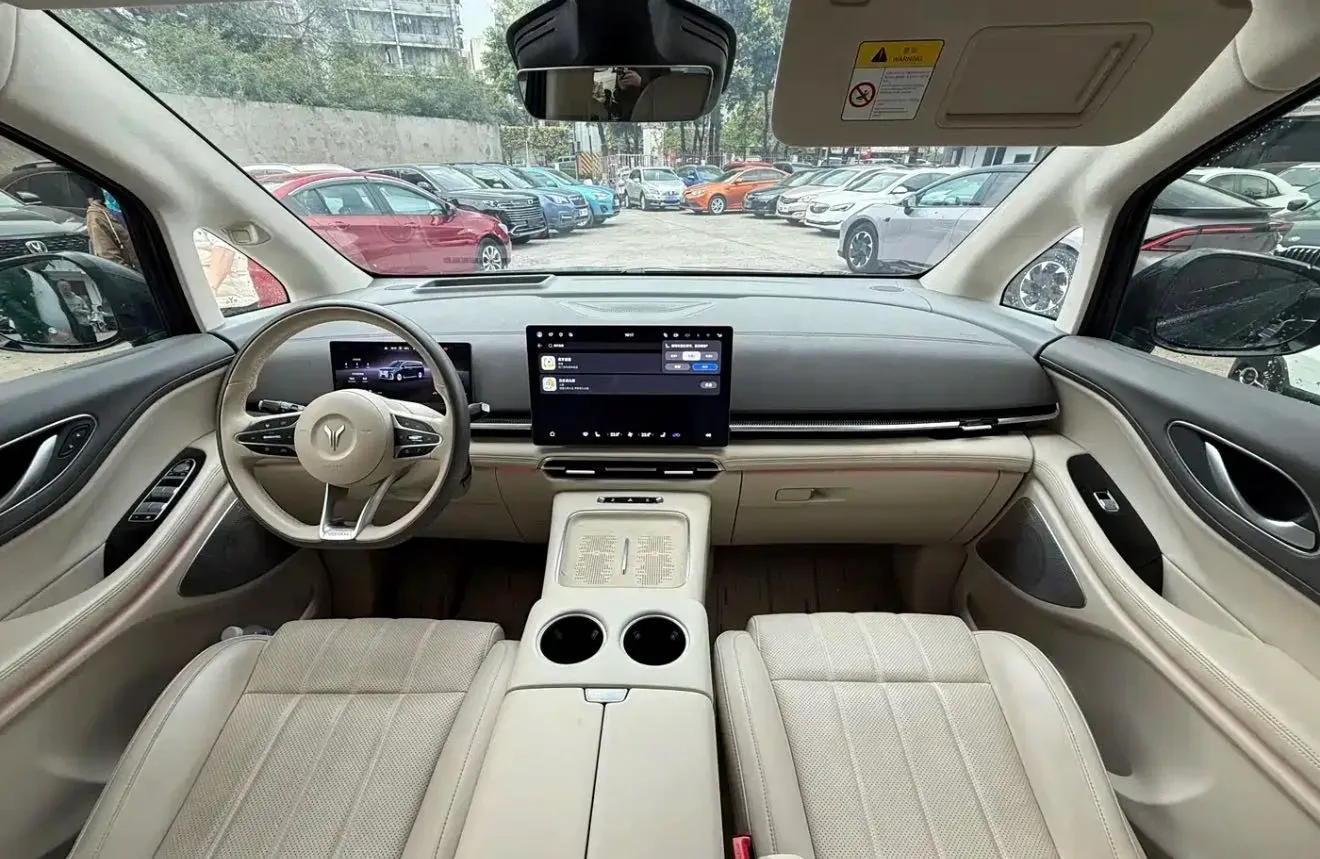 2025 Voyah Dream 1.5T 150HP L4 PHEV 41.7KWH,autocango,china used car exporter,china ev exporter,chinese used car exporter,chinese used ev exporter