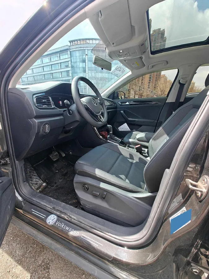2022 Volkswagen T-Roc 1.4T 150HP L4 7DCT,autocango,china used car exporter,china ev exporter,chinese used car exporter,chinese used ev exporter