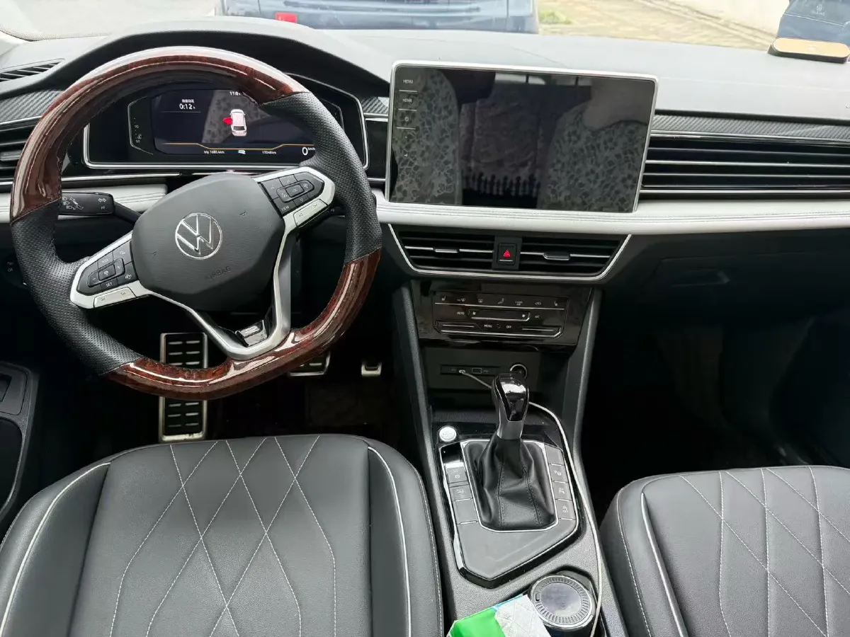 2025 Volkswagen Tiguan L 2.0T 186HP L4 7DCT,autocango,china used car exporter,china ev exporter,chinese used car exporter,chinese used ev exporter