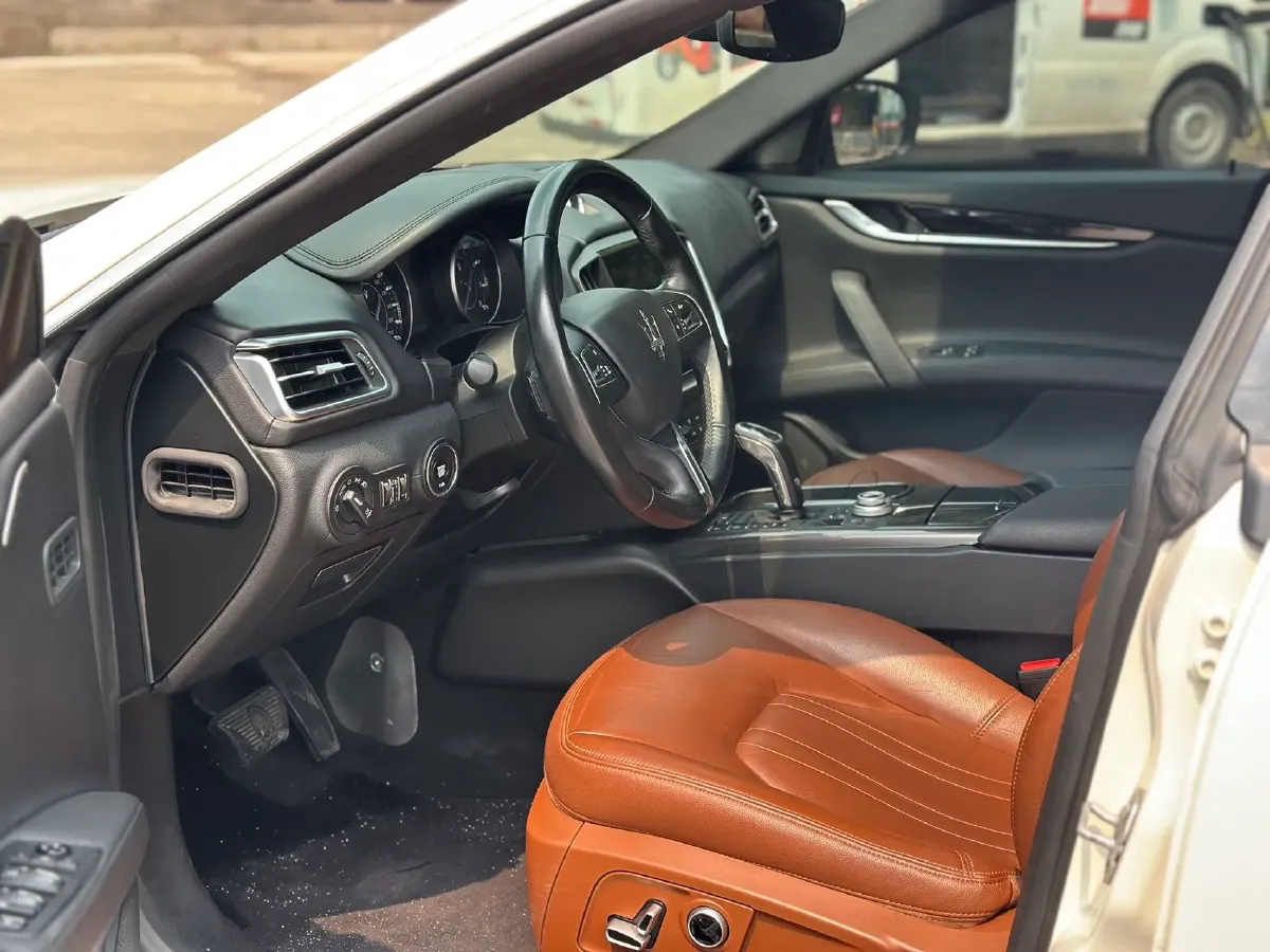 2021 Maserati Ghibli 2.0T 330HP L4 8AT,autocango,china used car exporter,china ev exporter,chinese used car exporter,chinese used ev exporter