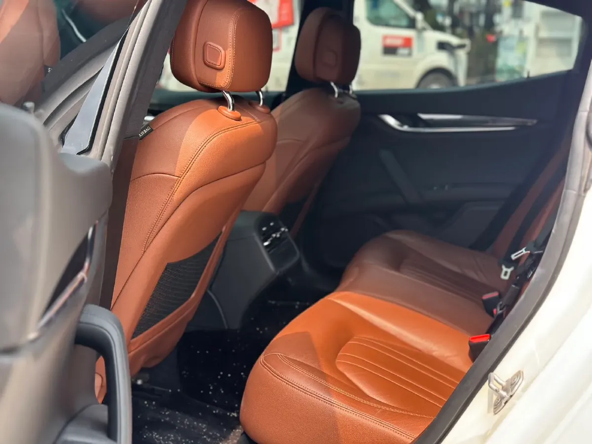 2021 Maserati Ghibli 2.0T 330HP L4 8AT,autocango,china used car exporter,china ev exporter,chinese used car exporter,chinese used ev exporter