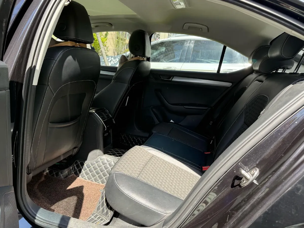 2018 Skoda Superb 1.8T 180HP L4 7DCT,autocango,china used car exporter,china ev exporter,chinese used car exporter,chinese used ev exporter