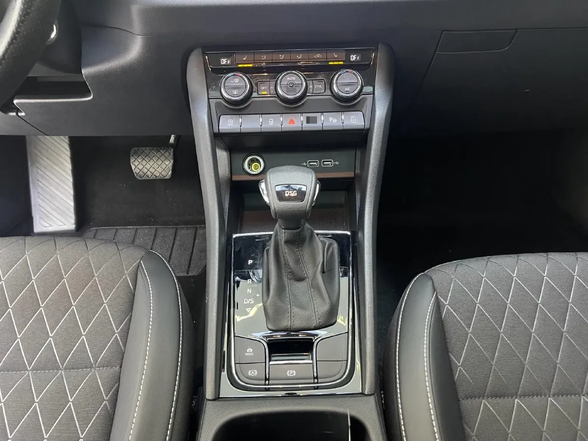 2021 Skoda Karoq 1.4T 150HP L4 7DCT,autocango,china used car exporter,china ev exporter,chinese used car exporter,chinese used ev exporter