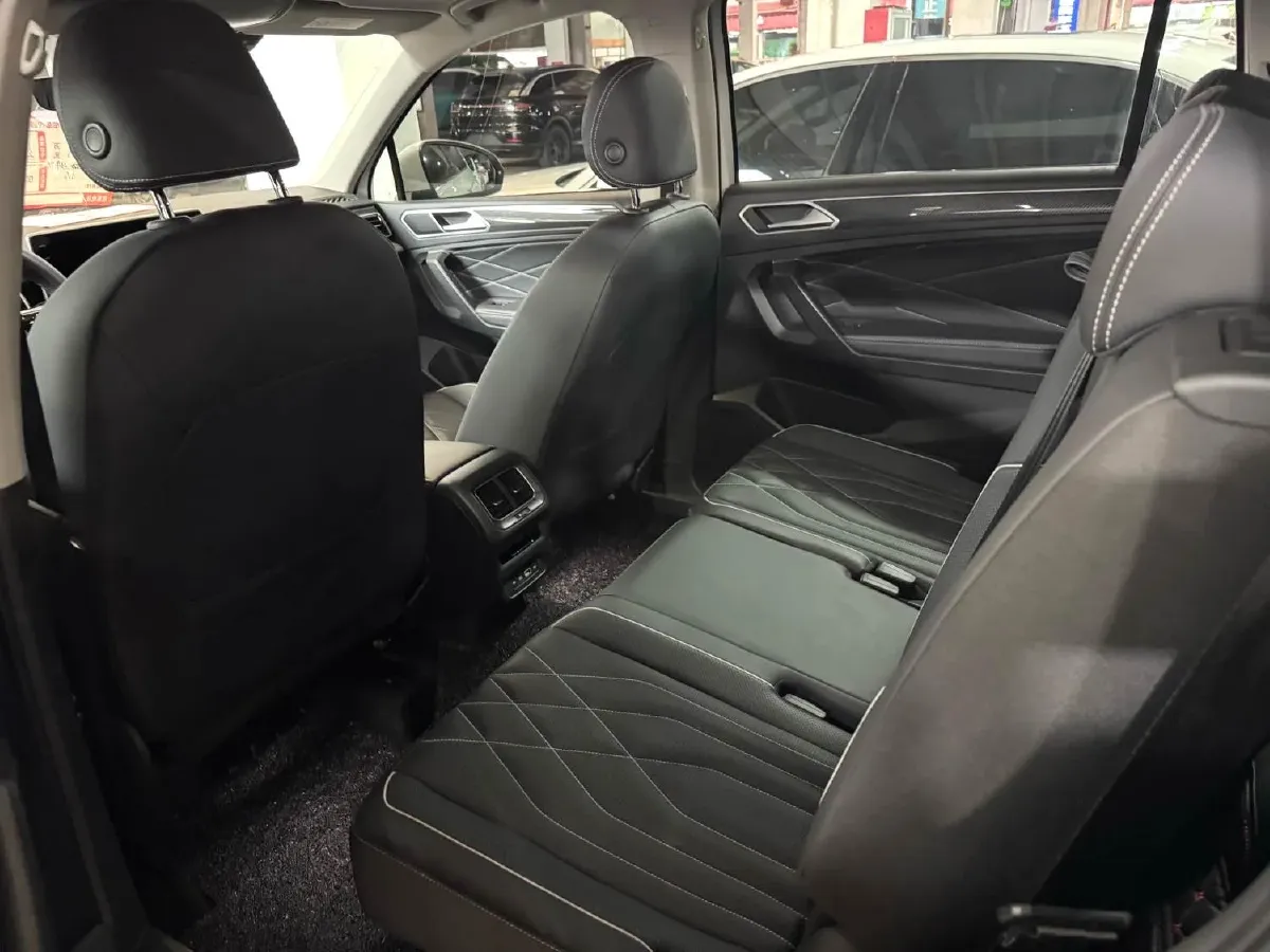 2023 Volkswagen Tiguan L 2.0T 186HP L4 7DCT,autocango,china used car exporter,china ev exporter,chinese used car exporter,chinese used ev exporter