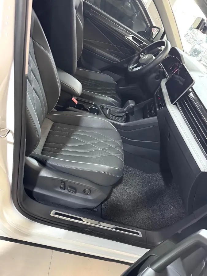 2023 Volkswagen Tiguan L 2.0T 186HP L4 7DCT,autocango,china used car exporter,china ev exporter,chinese used car exporter,chinese used ev exporter