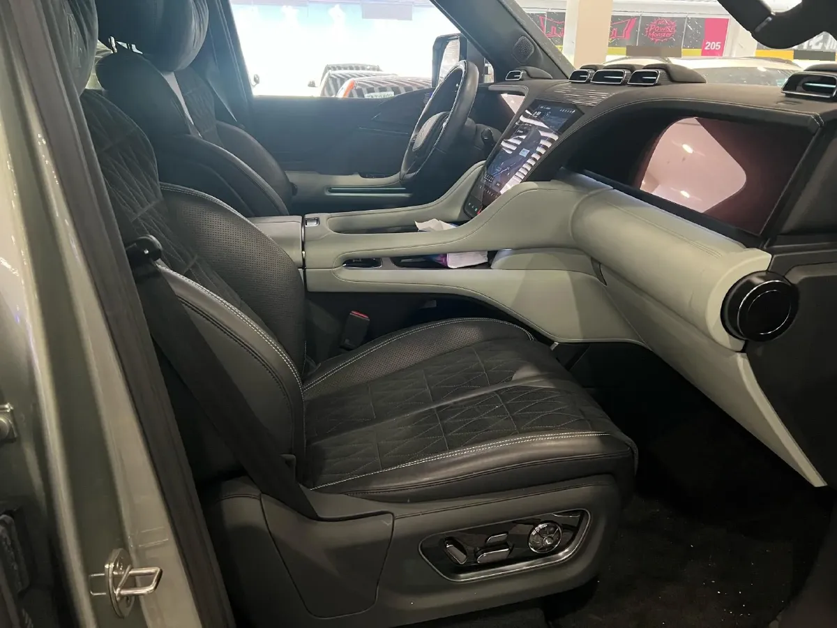 2024 YangWang U8 2.0T 272HP L4 REEV 49.05KWH,autocango,china used car exporter,china ev exporter,chinese used car exporter,chinese used ev exporter