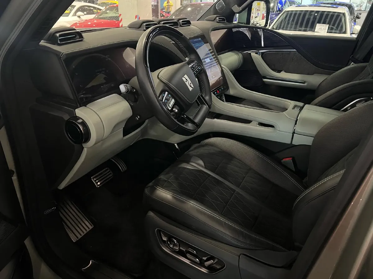 2024 YangWang U8 2.0T 272HP L4 REEV 49.05KWH,autocango,china used car exporter,china ev exporter,chinese used car exporter,chinese used ev exporter