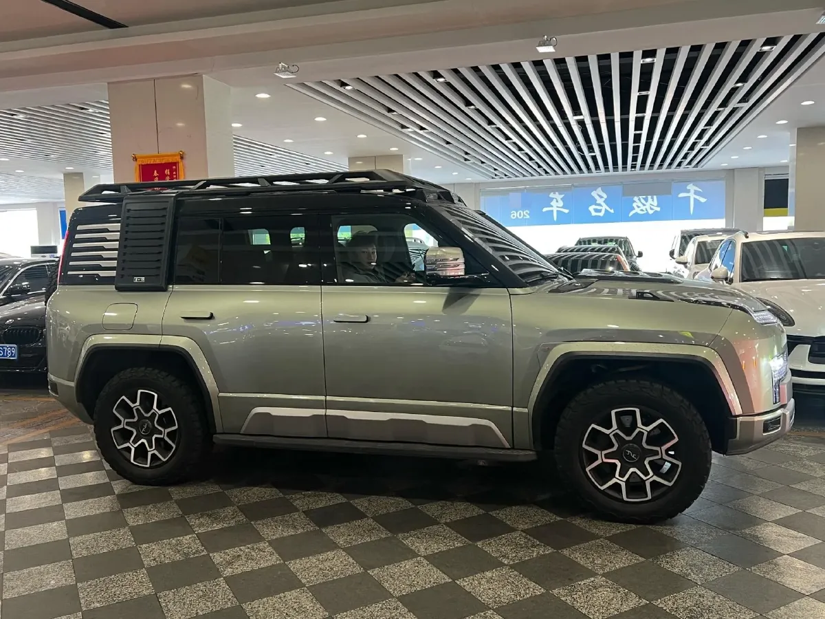 2024 YangWang U8 2.0T 272HP L4 REEV 49.05KWH,autocango,china used car exporter,china ev exporter,chinese used car exporter,chinese used ev exporter