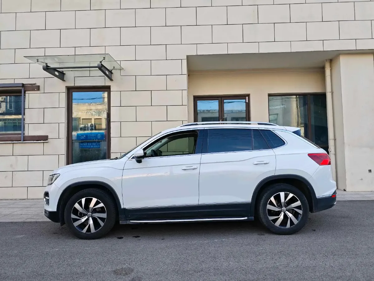 2019 Jeep Cherokee 2.0T 234HP L4 9AT,autocango,china used car exporter,china ev exporter,chinese used car exporter,chinese used ev exporter