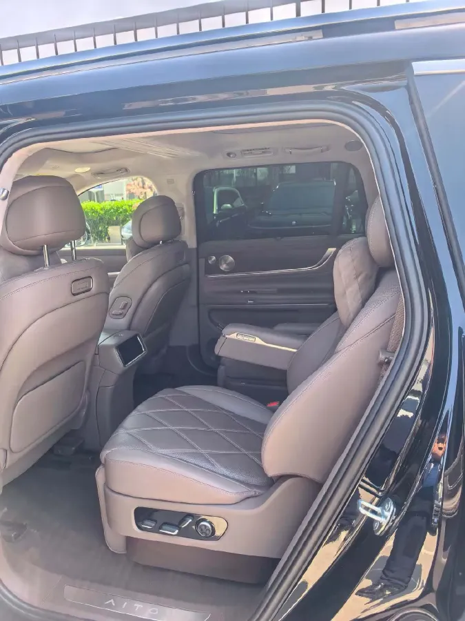 2025 AITO AITO M9 REEV 160HP REEV 52KWH,autocango,china used car exporter,china ev exporter,chinese used car exporter,chinese used ev exporter