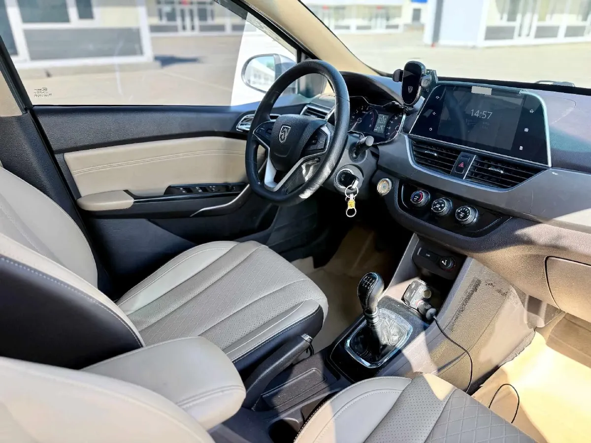 2017 BaoJun 310W 1.5L 112HP L4 6MT,autocango,china used car exporter,china ev exporter,chinese used car exporter,chinese used ev exporter