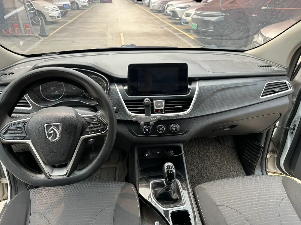 2021 BaoJun 730 1.5L 105HP L4 6MT,autocango,china used car exporter,china ev exporter,chinese used car exporter,chinese used ev exporter