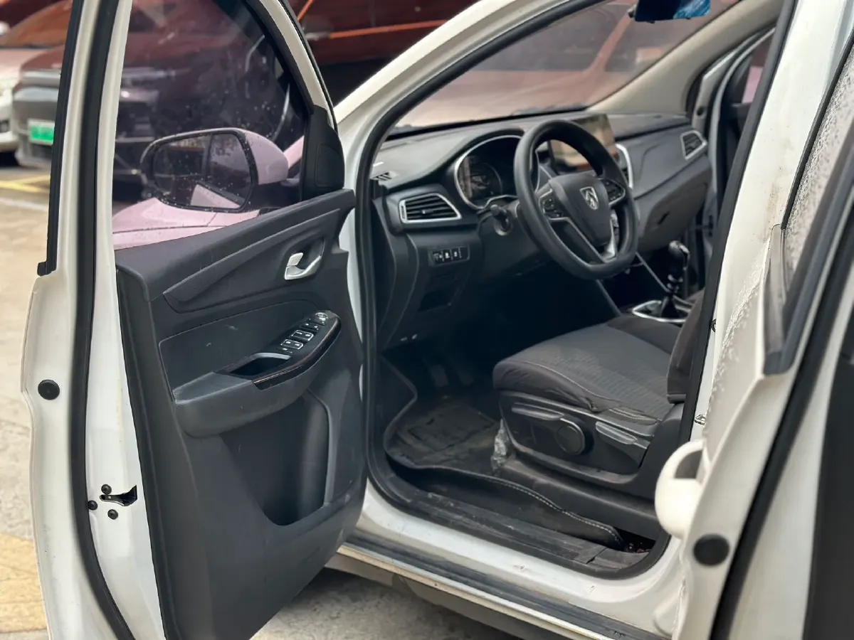 2021 BaoJun 730 1.5L 105HP L4 6MT,autocango,china used car exporter,china ev exporter,chinese used car exporter,chinese used ev exporter