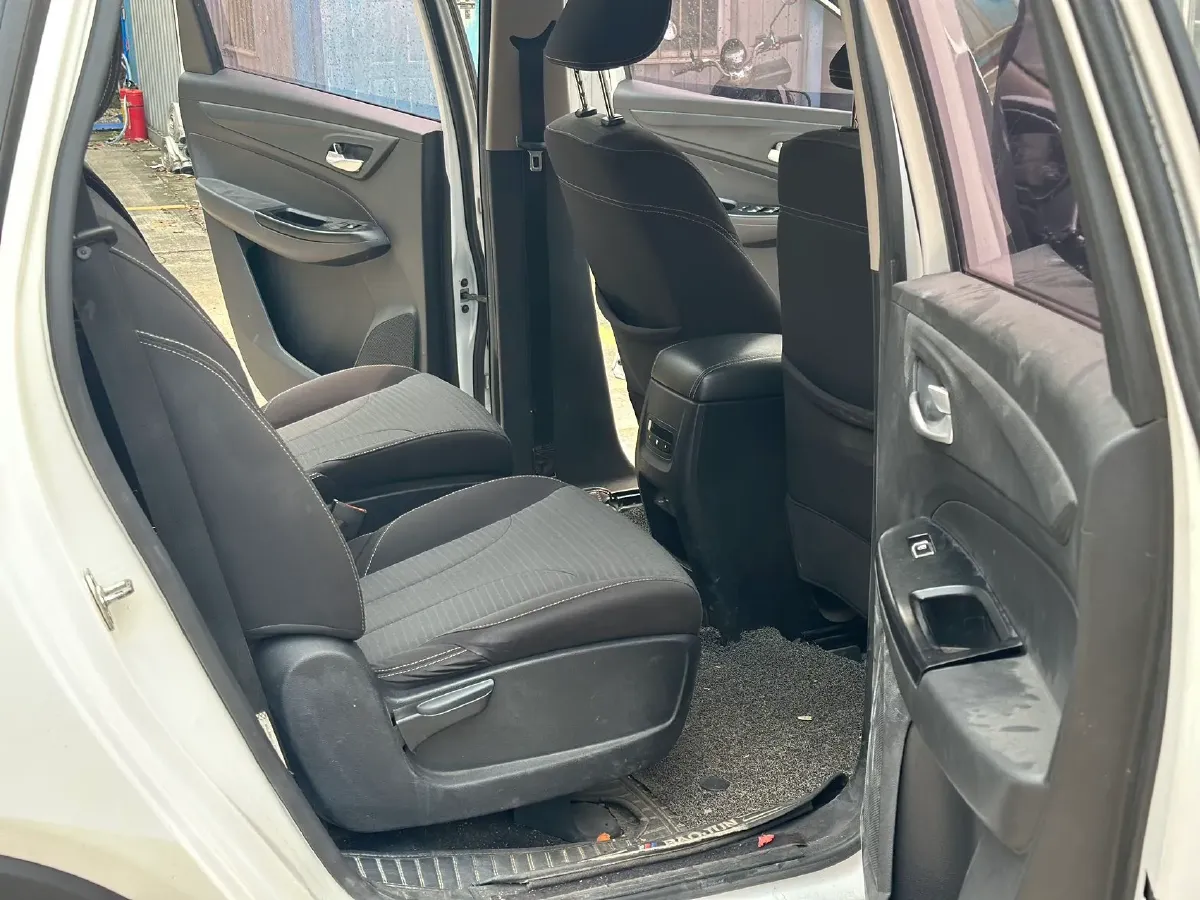 2021 BaoJun 730 1.5L 105HP L4 6MT,autocango,china used car exporter,china ev exporter,chinese used car exporter,chinese used ev exporter