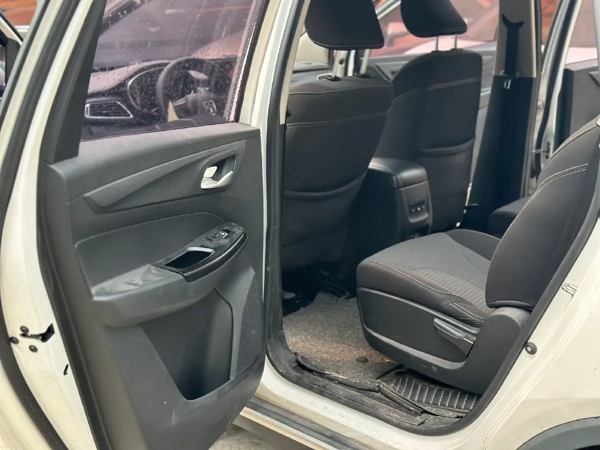 2021 BaoJun 730 1.5L 105HP L4 6MT,autocango,china used car exporter,china ev exporter,chinese used car exporter,chinese used ev exporter