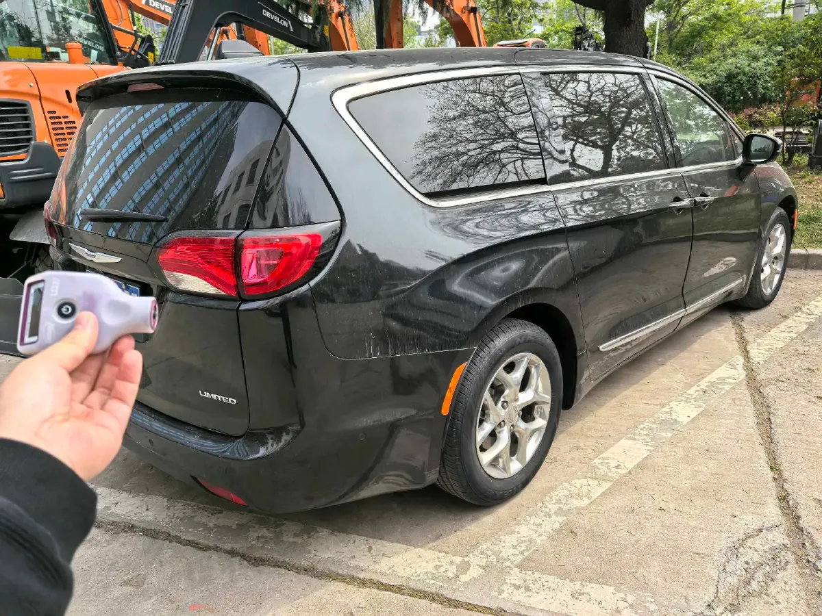 2017 Chrysler Pacifica 3.6L 279HP V6 9AT,autocango,china used car exporter,china ev exporter,chinese used car exporter,chinese used ev exporter