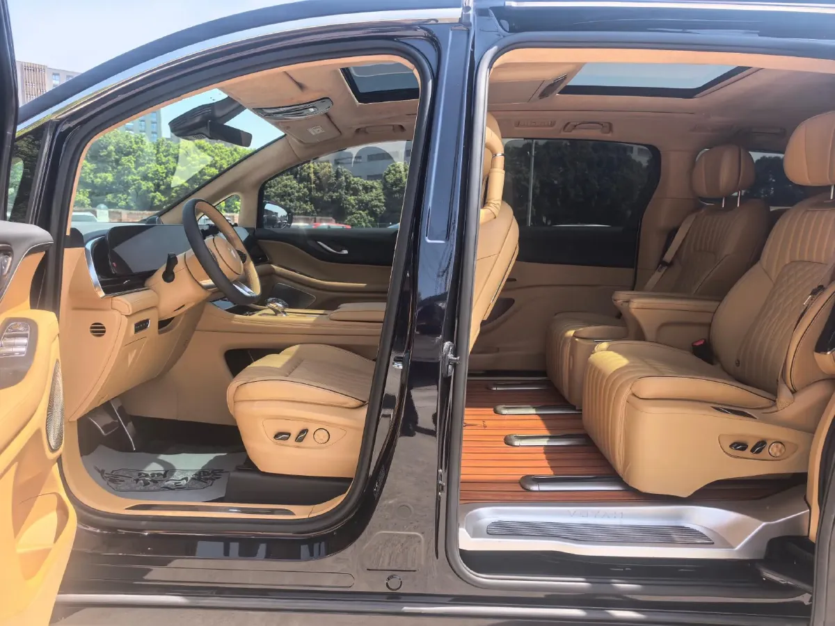 2024 Voyah Dream 1.5T 150HP L4 PHEV 43KWH,autocango,china used car exporter,china ev exporter,chinese used car exporter,chinese used ev exporter