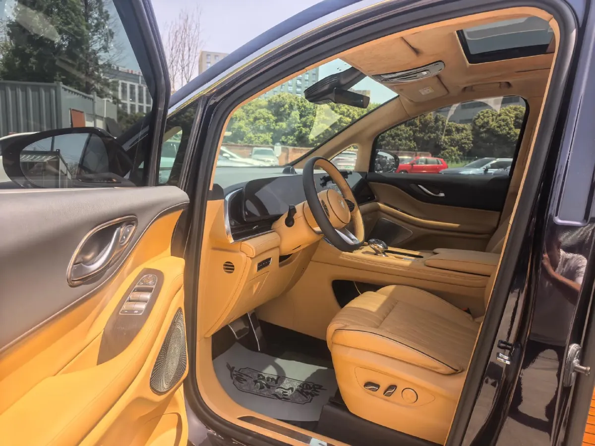 2024 Voyah Dream 1.5T 150HP L4 PHEV 43KWH,autocango,china used car exporter,china ev exporter,chinese used car exporter,chinese used ev exporter