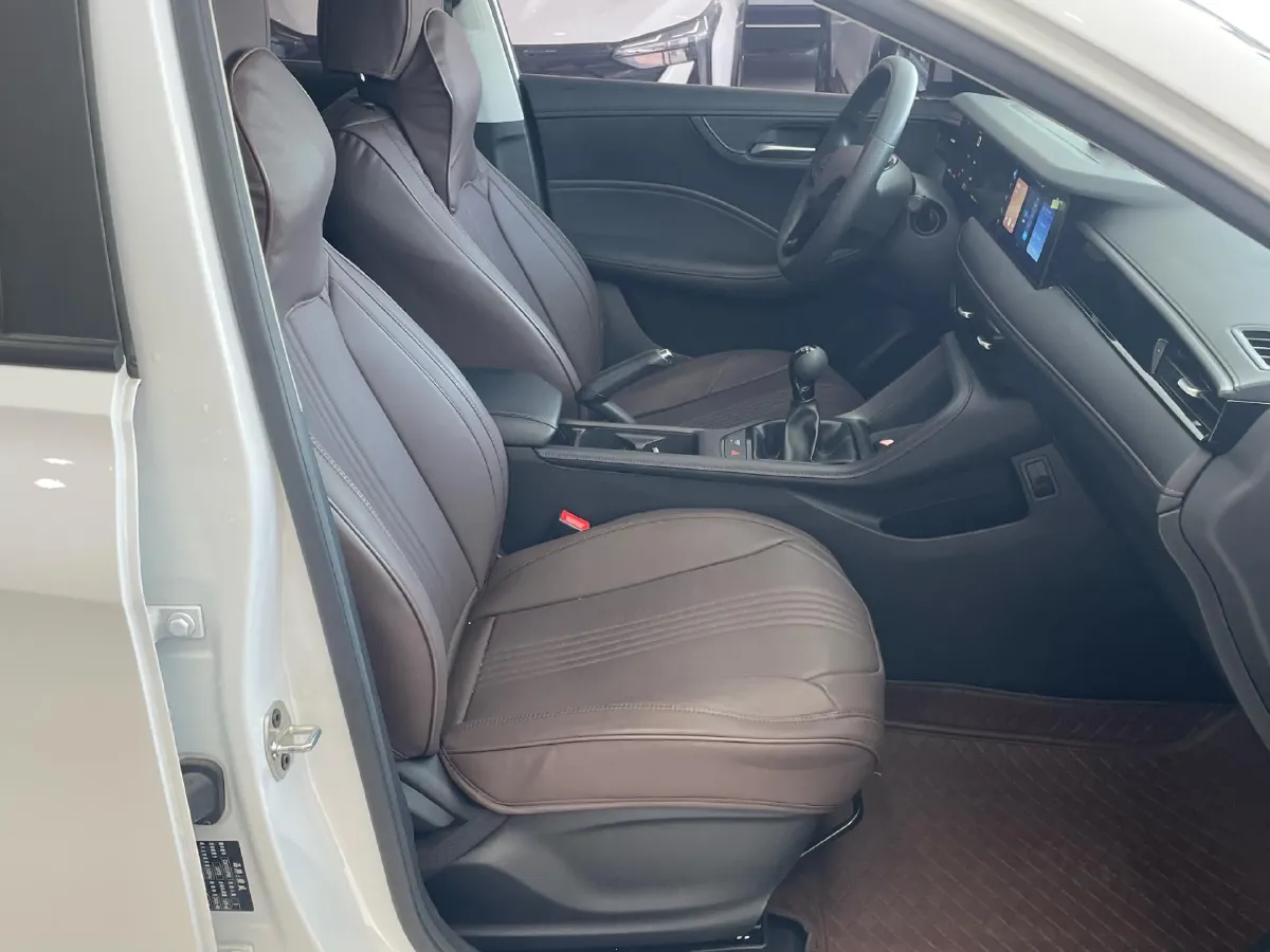 2023 Roewe i5 1.5L 129HP L4 5MT,autocango,china used car exporter,china ev exporter,chinese used car exporter,chinese used ev exporter