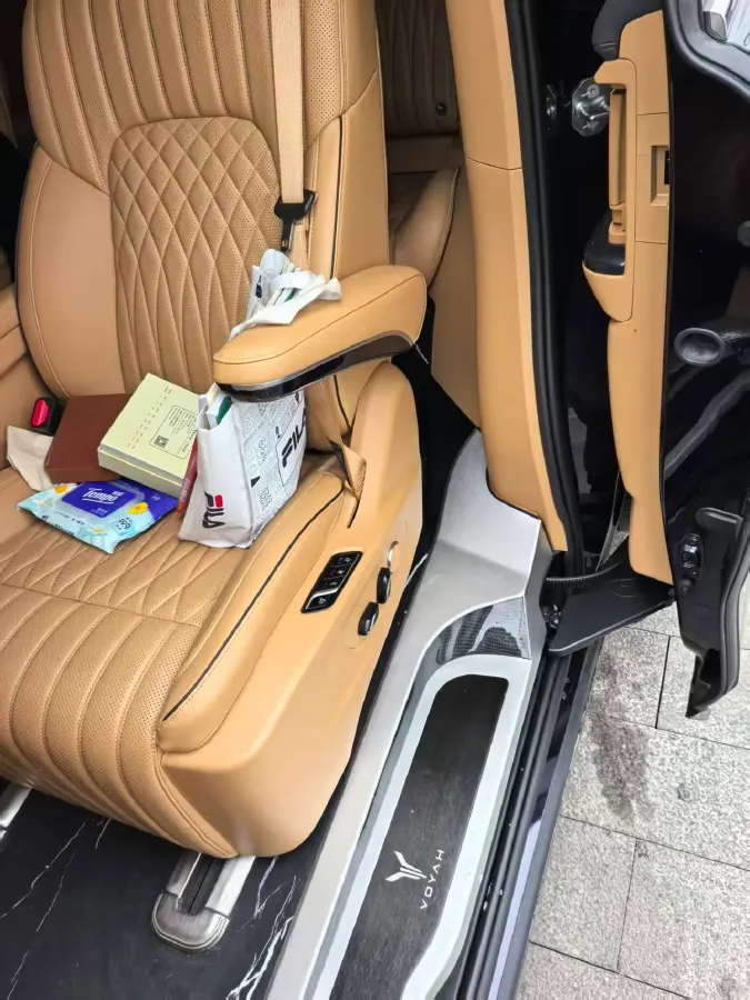 2024 Voyah Dream 1.5T 150HP L4 PHEV 43KWH,autocango,china used car exporter,china ev exporter,chinese used car exporter,chinese used ev exporter