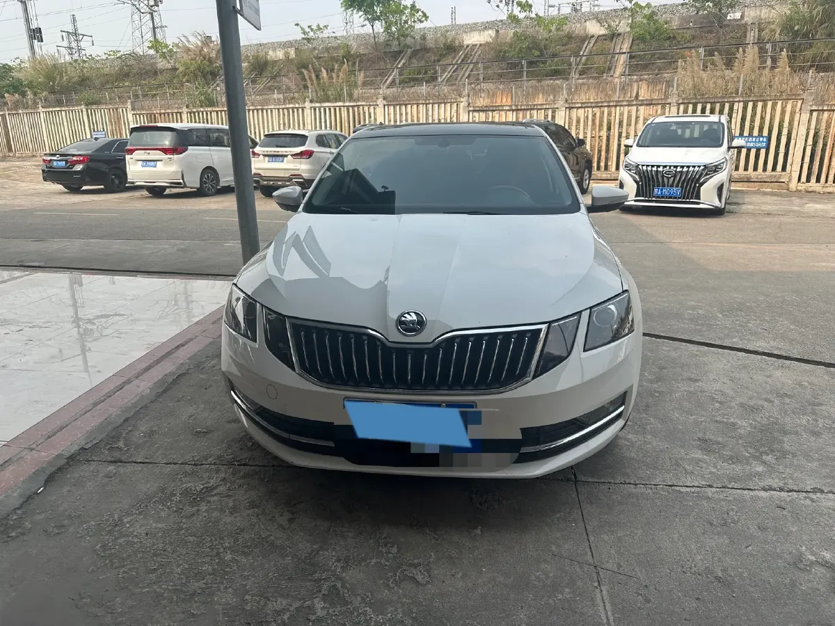 2021 Skoda Octavia 1.5L 113HP L4 6AT,autocango,china used car exporter,china ev exporter,chinese used car exporter,chinese used ev exporter
