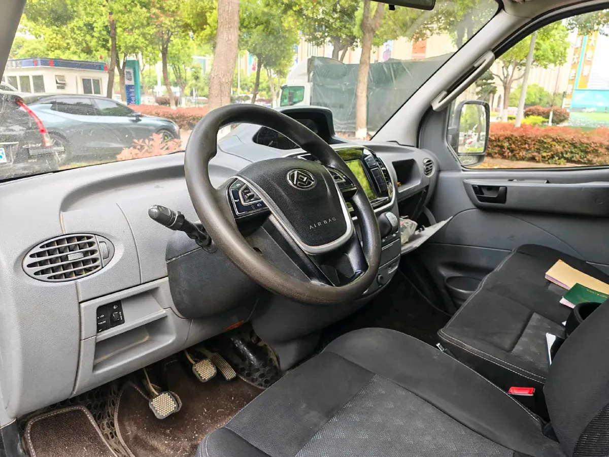 2023 MAXUS XinTu V80 2.0T 127HP L4 6MT,autocango,china used car exporter,china ev exporter,chinese used car exporter,chinese used ev exporter