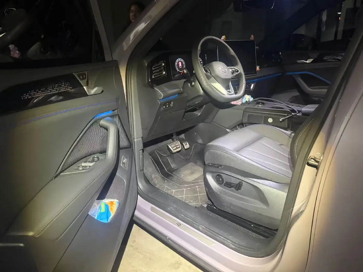 2024 Volkswagen Tiguan L 2.0T 186HP L4 7DCT,autocango,china used car exporter,china ev exporter,chinese used car exporter,chinese used ev exporter