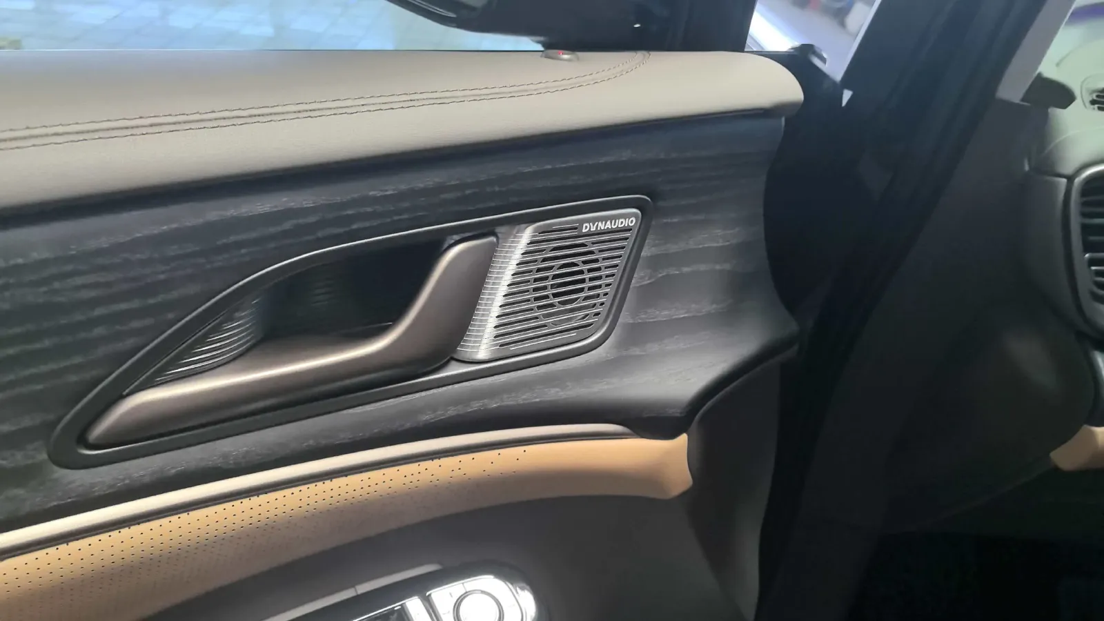 2024 Denza D9 1.5T 139HP L4 E-CVT PHEV 40KWH,autocango,china used car exporter,china ev exporter,chinese used car exporter,chinese used ev exporter