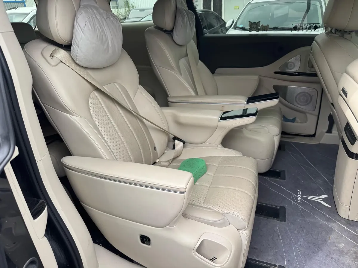 2025 Voyah Dream 1.5T 150HP L4 PHEV 41.7KWH,autocango,china used car exporter,china ev exporter,chinese used car exporter,chinese used ev exporter
