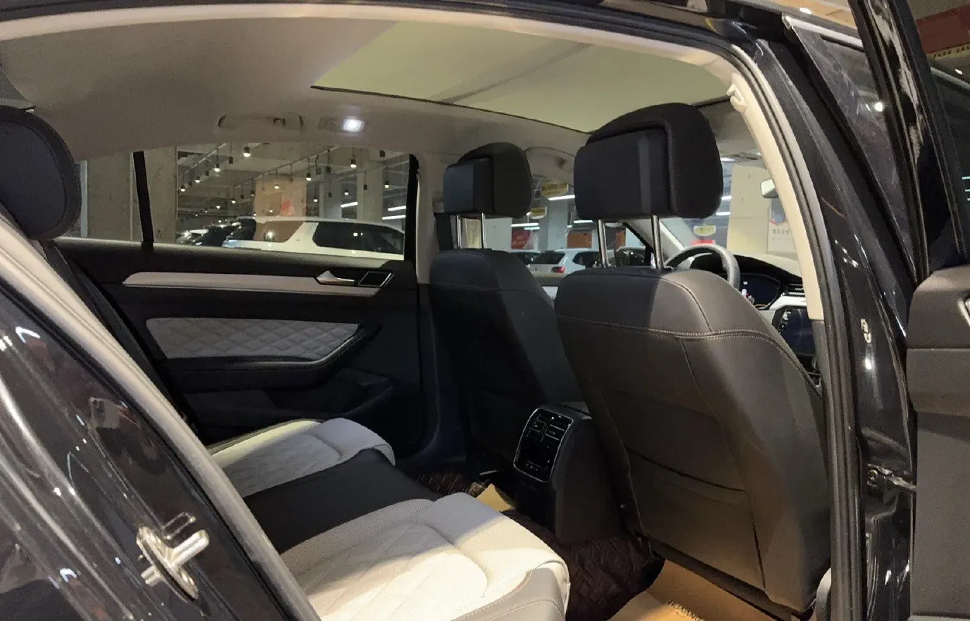 2023 Volkswagen Magotan 2.0T 186HP L4 7DCT,autocango,china used car exporter,china ev exporter,chinese used car exporter,chinese used ev exporter