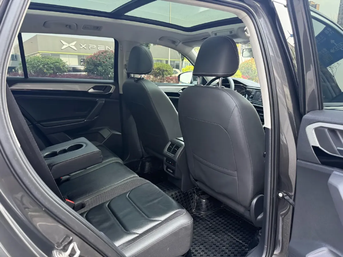 2019 Jeep Cherokee 2.0T 234HP L4 9AT,autocango,china used car exporter,china ev exporter,chinese used car exporter,chinese used ev exporter