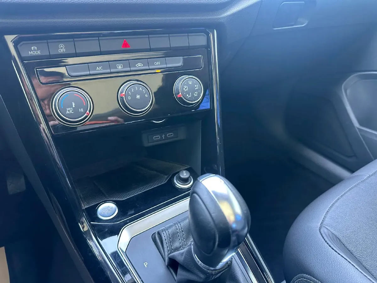 2021 Volkswagen T-Roc 1.4T 150HP L4 7DCT,autocango,china used car exporter,china ev exporter,chinese used car exporter,chinese used ev exporter