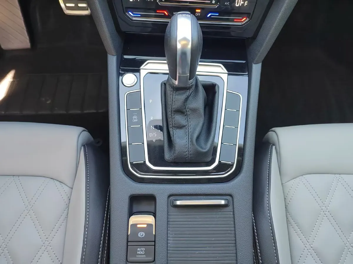 2023 Volkswagen Magotan 2.0T 186HP L4 7DCT,autocango,china used car exporter,china ev exporter,chinese used car exporter,chinese used ev exporter