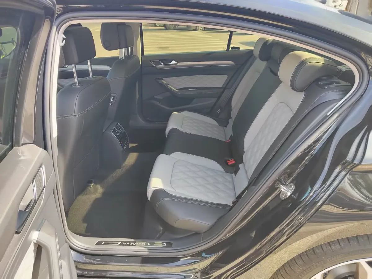 2023 Volkswagen Magotan 2.0T 186HP L4 7DCT,autocango,china used car exporter,china ev exporter,chinese used car exporter,chinese used ev exporter