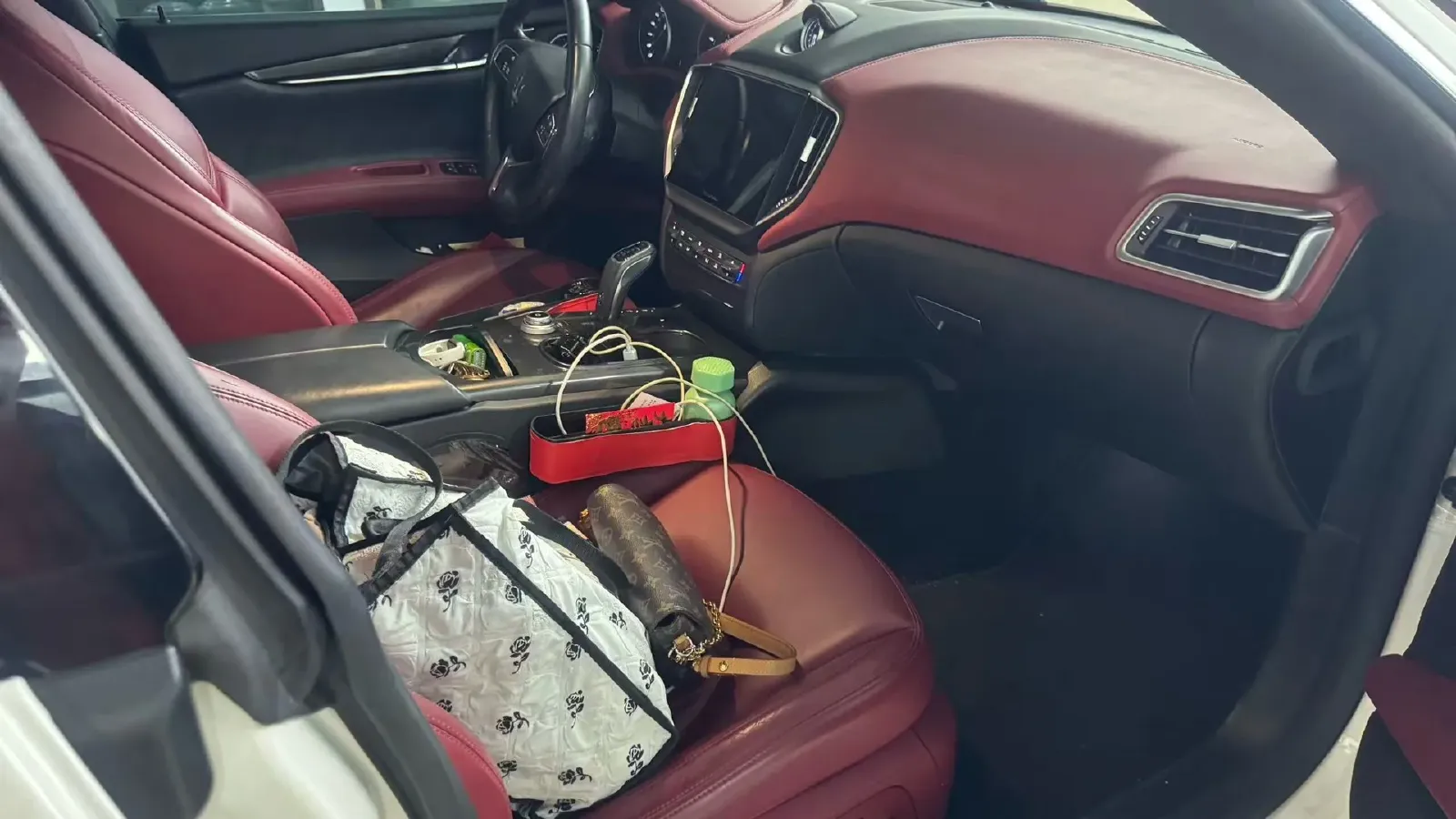 2021 Maserati Ghibli 2.0T 330HP L4 8AT,autocango,china used car exporter,china ev exporter,chinese used car exporter,chinese used ev exporter