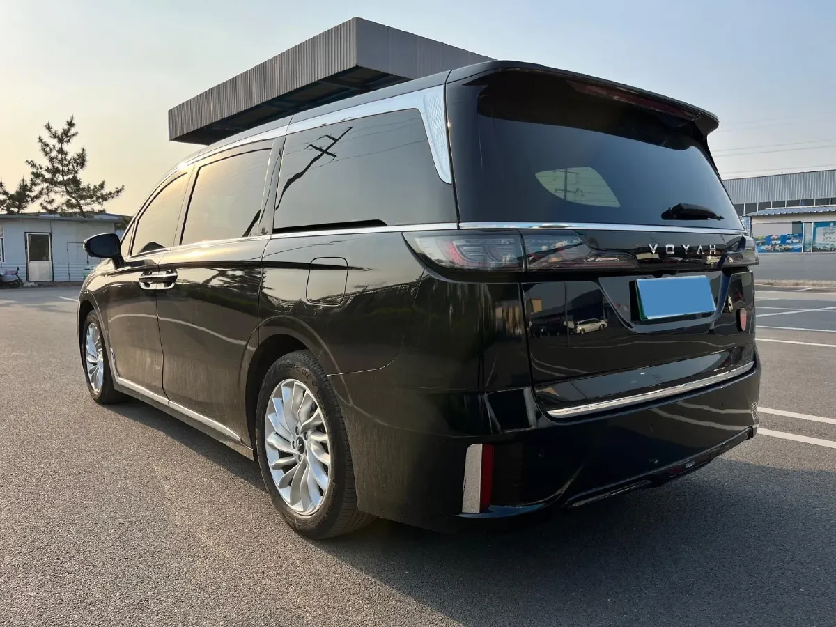 2024 Voyah Dream 1.5T 150HP L4 PHEV 43KWH,autocango,china used car exporter,china ev exporter,chinese used car exporter,chinese used ev exporter