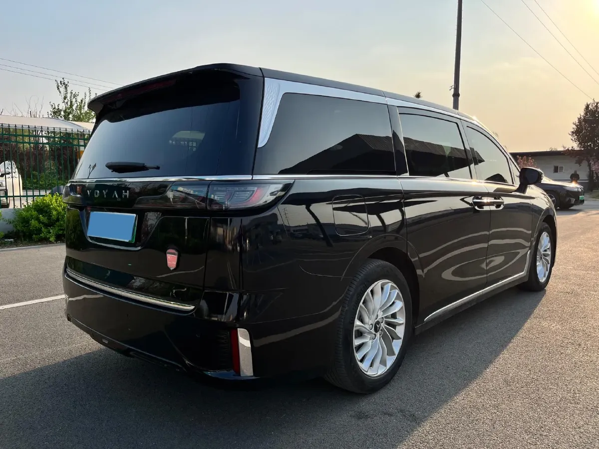 2024 Voyah Dream 1.5T 150HP L4 PHEV 43KWH,autocango,china used car exporter,china ev exporter,chinese used car exporter,chinese used ev exporter