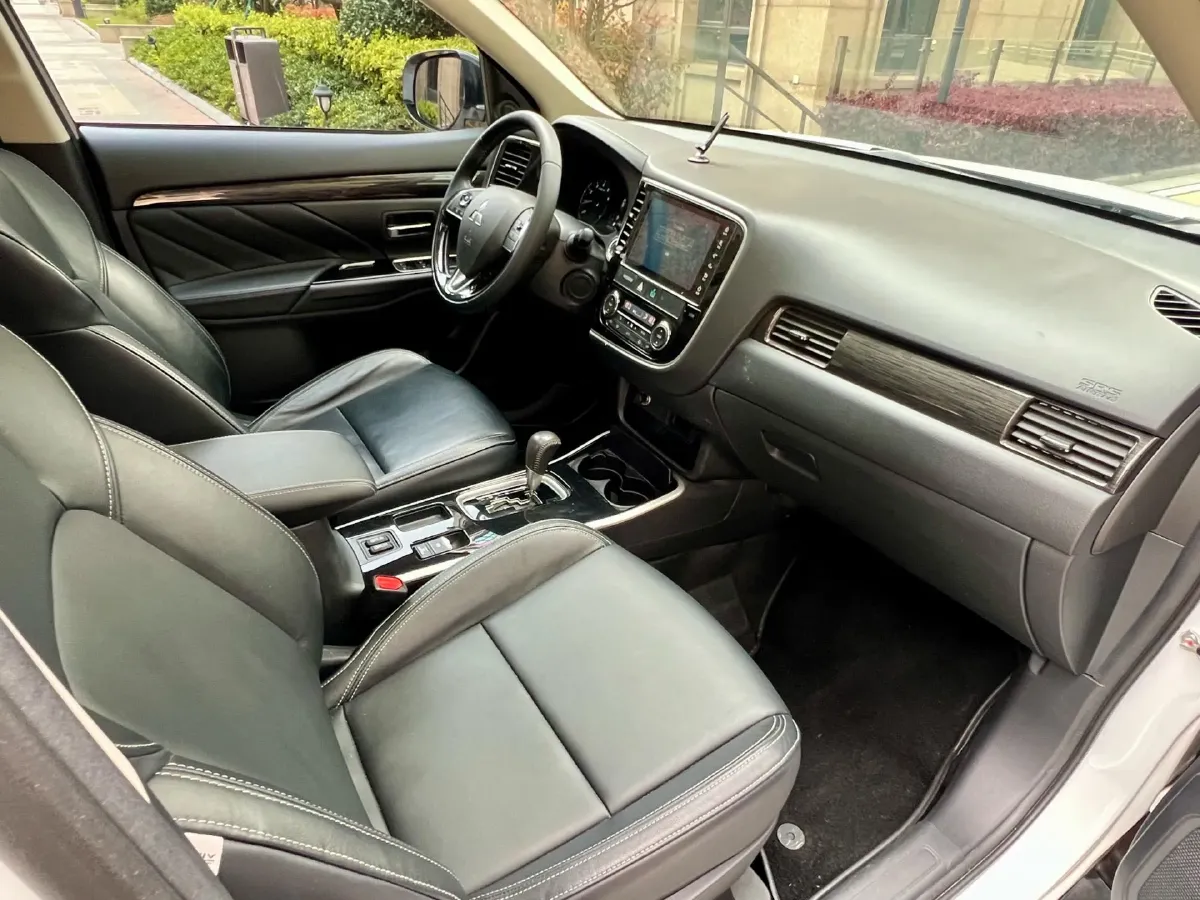 2020 Mitsubishi Outlander 2.0L 166HP L4 CVT,autocango,china used car exporter,china ev exporter,chinese used car exporter,chinese used ev exporter