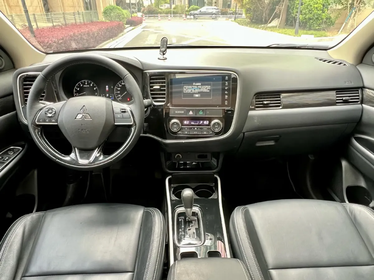 2020 Mitsubishi Outlander 2.0L 166HP L4 CVT,autocango,china used car exporter,china ev exporter,chinese used car exporter,chinese used ev exporter