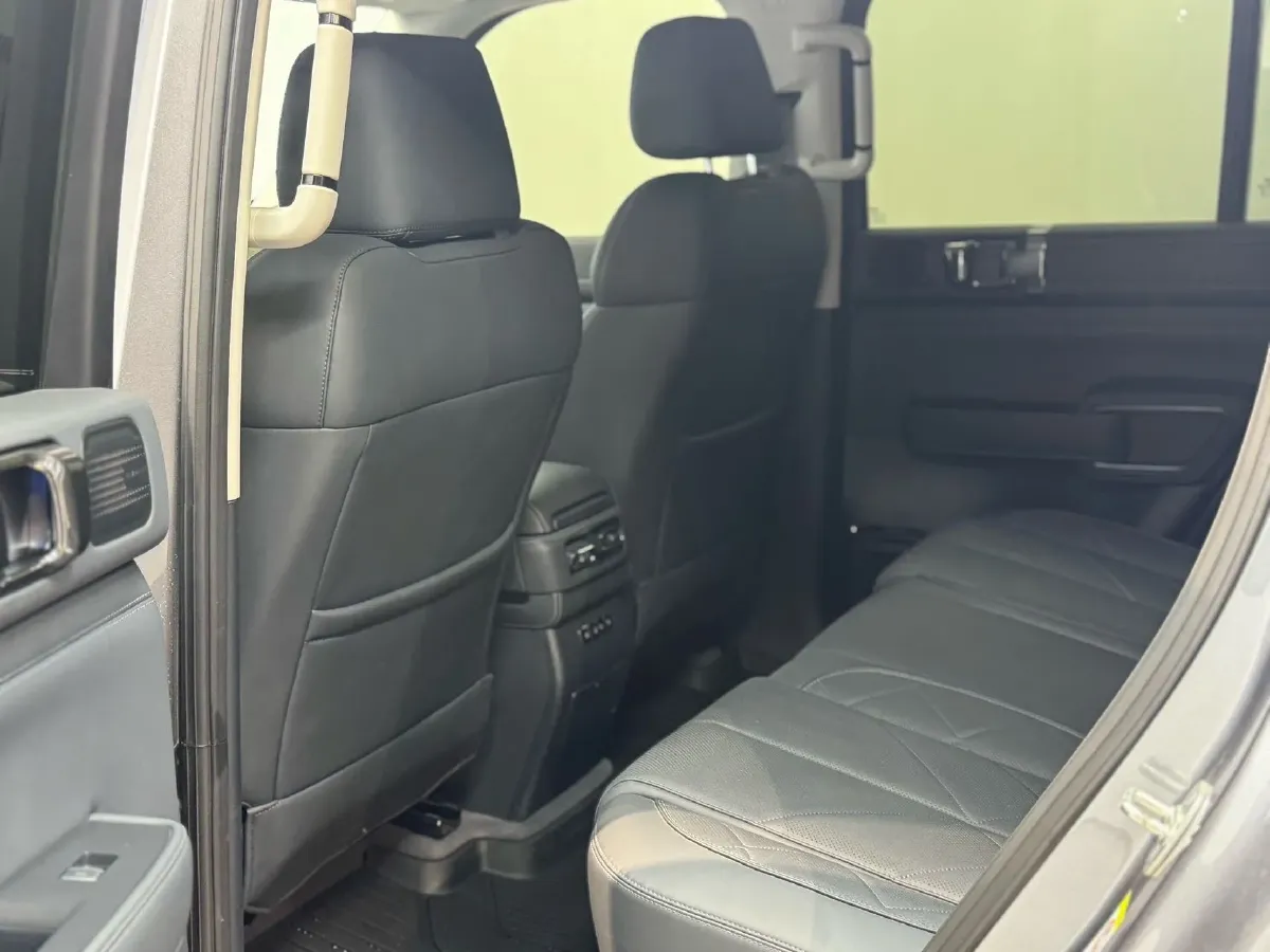 2025 FangChengBao Bao 5 1.5T 194HP L4 E-CVT PHEV 31.8KWH,autocango,china used car exporter,china ev exporter,chinese used car exporter,chinese used ev exporter