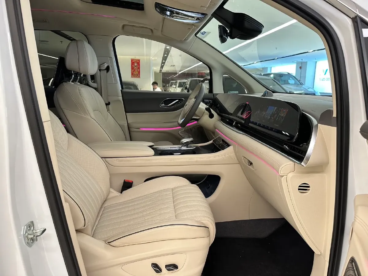 2022 Voyah Dream 1.5T 136HP L4 PHEV 25.57KWH,autocango,china used car exporter,china ev exporter,chinese used car exporter,chinese used ev exporter