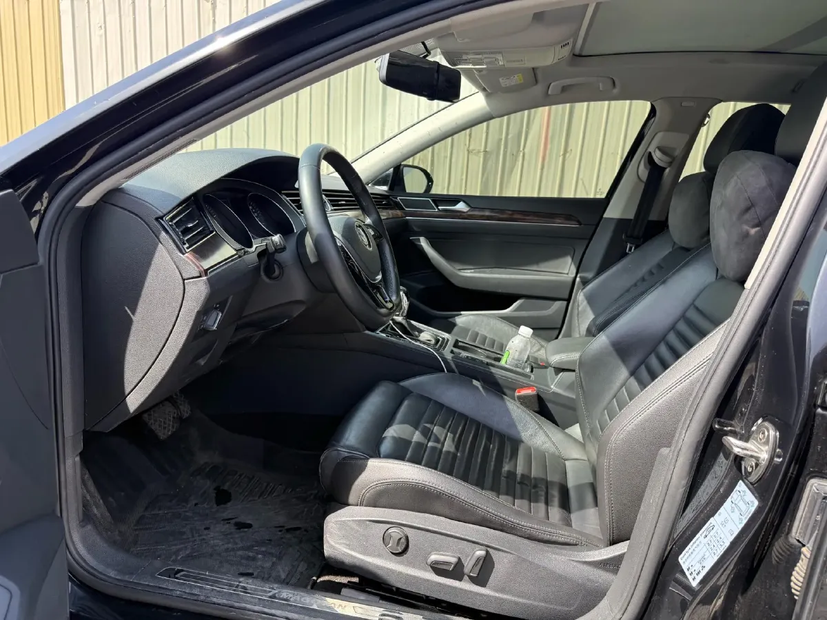 2018 Volkswagen Magotan 2.0T 220HP L4 7DCT,autocango,china used car exporter,china ev exporter,chinese used car exporter,chinese used ev exporter