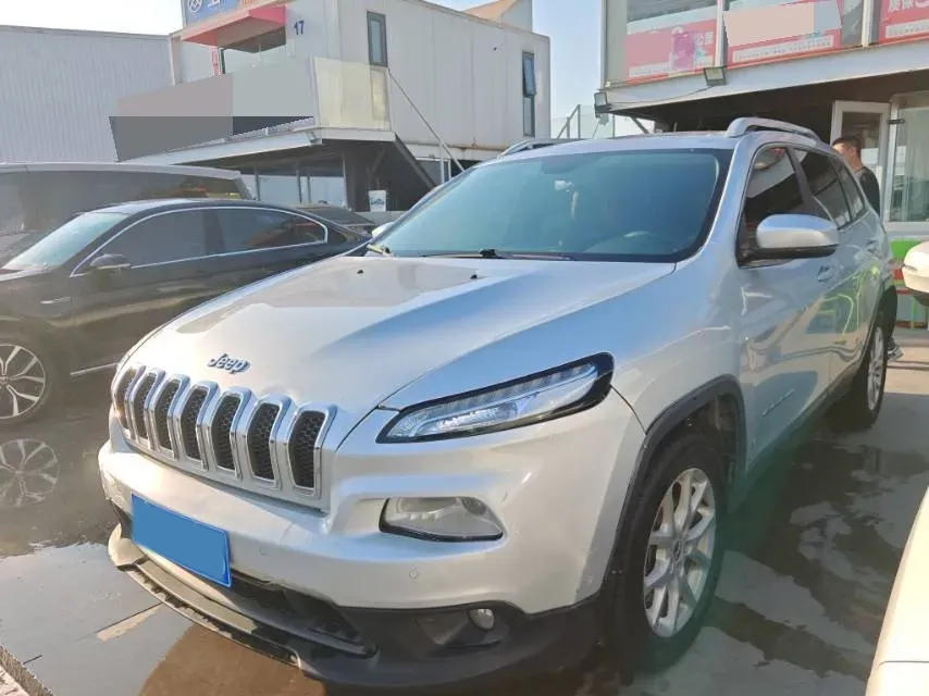 2016 Jeep Cherokee 2.4L 175HP L4 9AT,autocango,china used car exporter,china ev exporter,chinese used car exporter,chinese used ev exporter