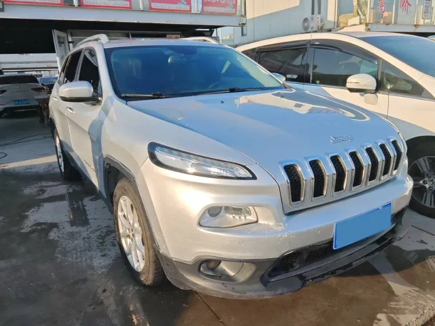 2016 Jeep Cherokee 2.4L 175HP L4 9AT,autocango,china used car exporter,china ev exporter,chinese used car exporter,chinese used ev exporter