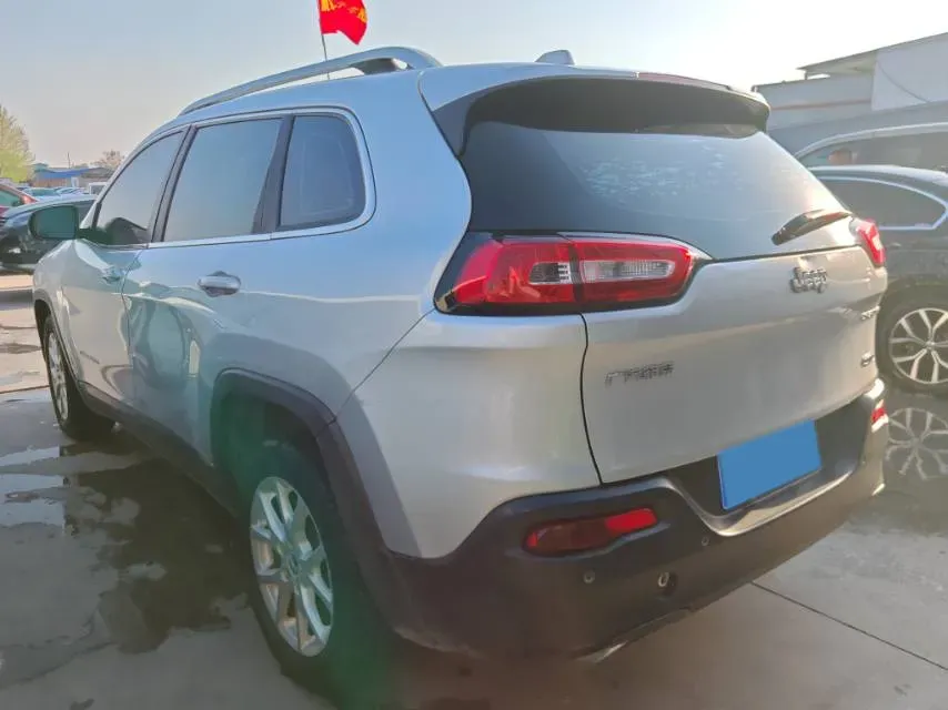 2016 Jeep Cherokee 2.4L 175HP L4 9AT,autocango,china used car exporter,china ev exporter,chinese used car exporter,chinese used ev exporter