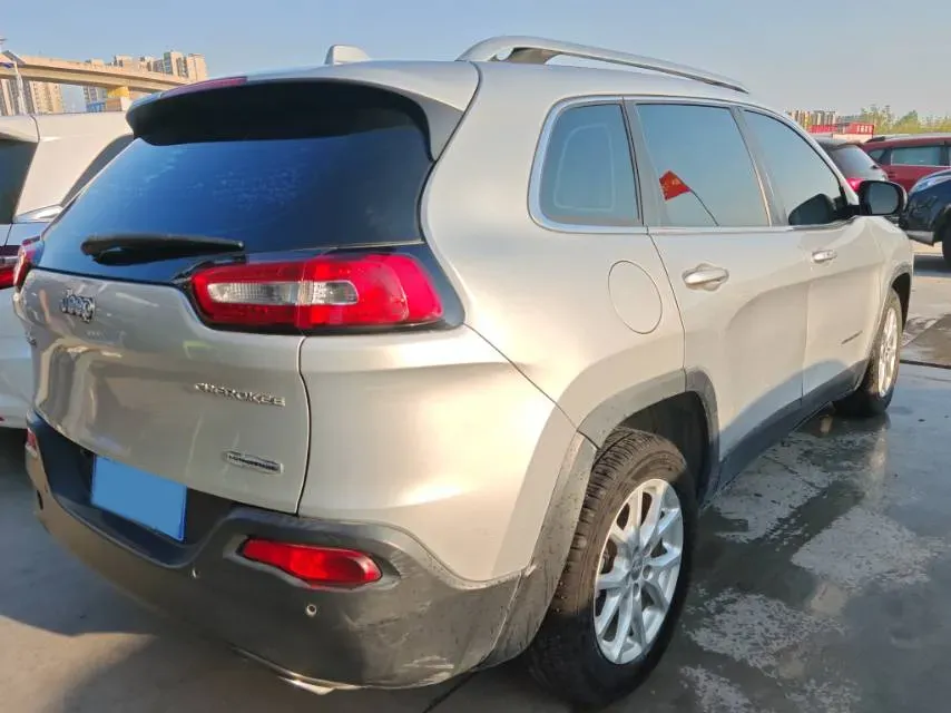 2016 Jeep Cherokee 2.4L 175HP L4 9AT,autocango,china used car exporter,china ev exporter,chinese used car exporter,chinese used ev exporter